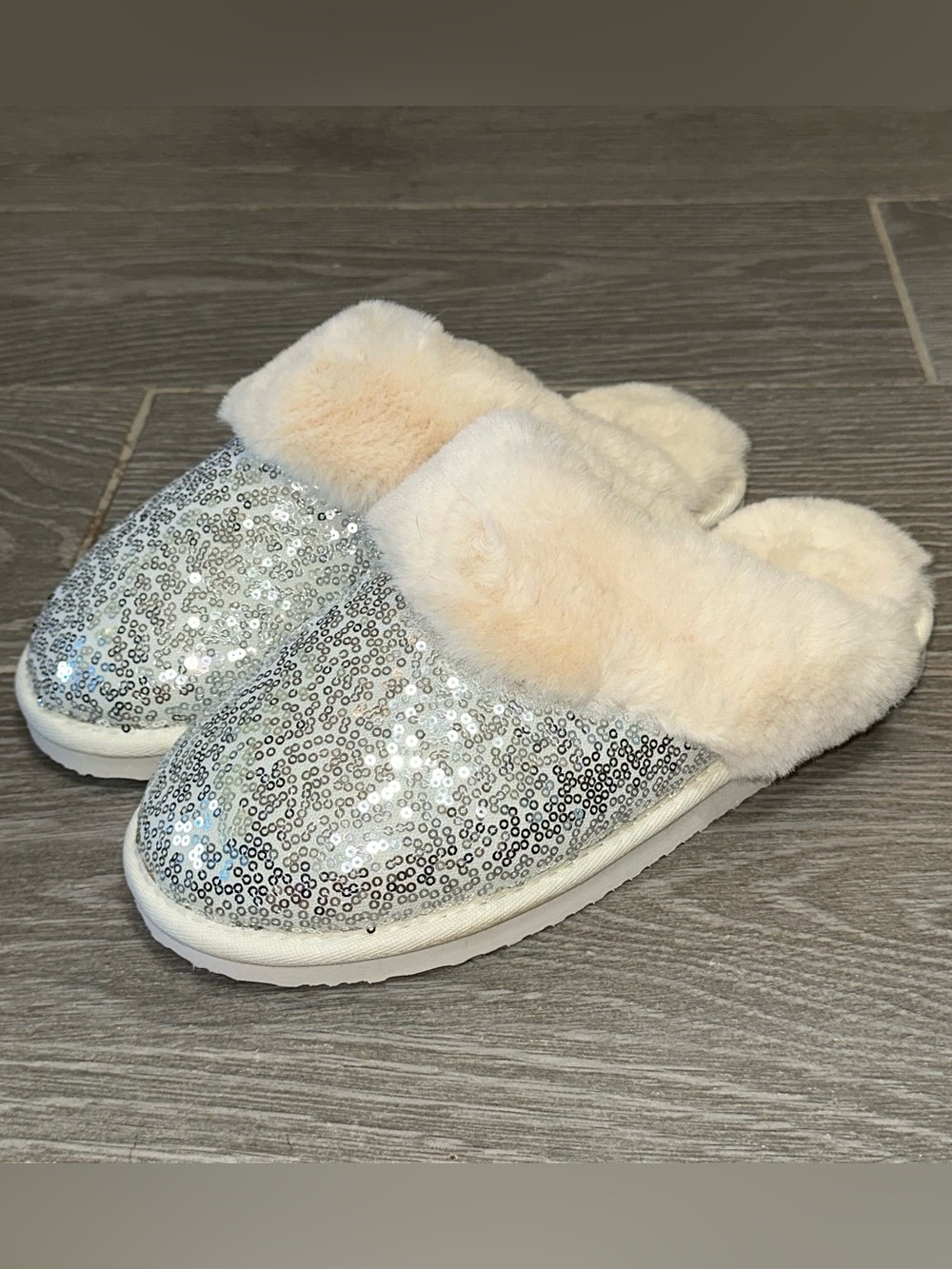 Simply Southern Silver Sequin Flat Women’s 9 Slippers Ivory Soft Faux Fur Lined